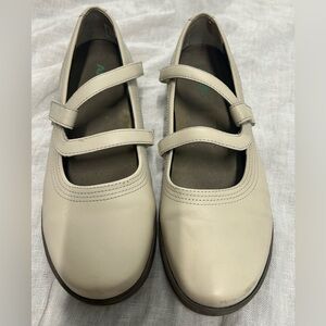 Apex Janice Bone Leather, Size 9 M